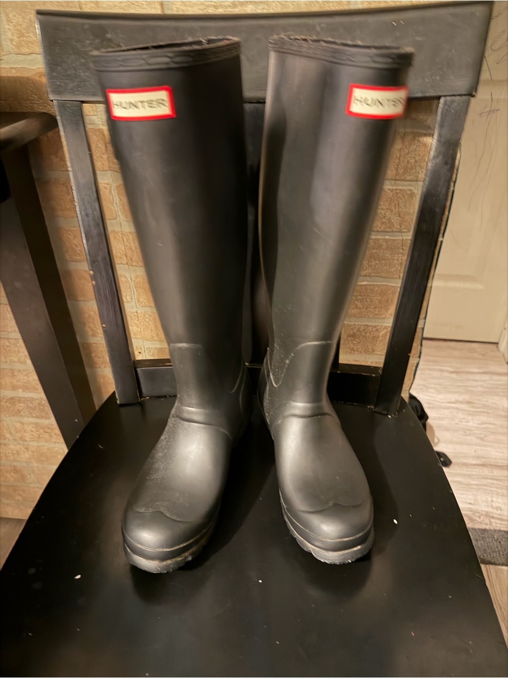 Hunter Men’s Tall Rubber Rain Boots in Black with Red Logo